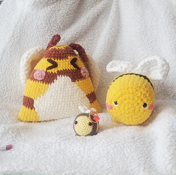 Small Bee - keychain‼️ (3/$25) - Picture 3 of 3